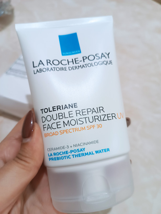 مرطوب کننده لاروش پوزای100میل(اصل امریکا)spf۳۰